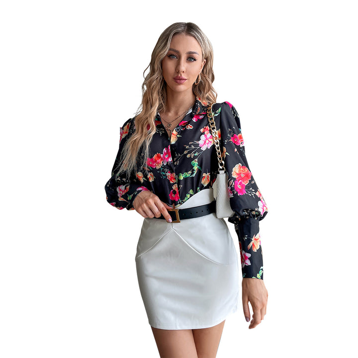Kvindernes elegante bluse med blomster mønstre og pufærmer Stilla