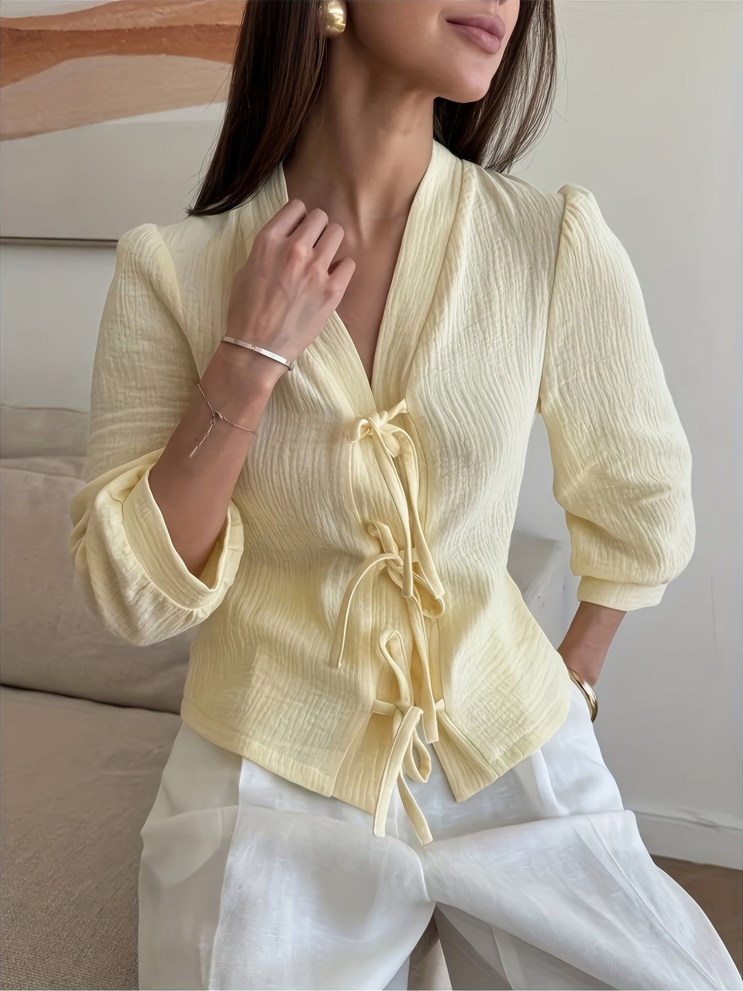 Dame stilfuld bluse med bindingsbånd og struktureret design Stilla