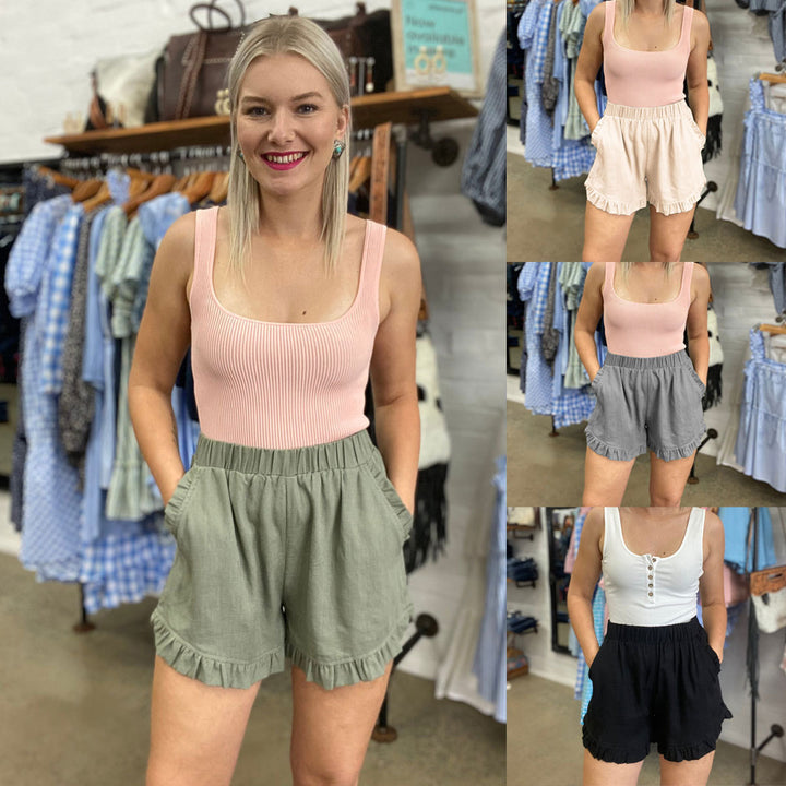 Dame shorts med flæse detalje og elastisk talje Stilla