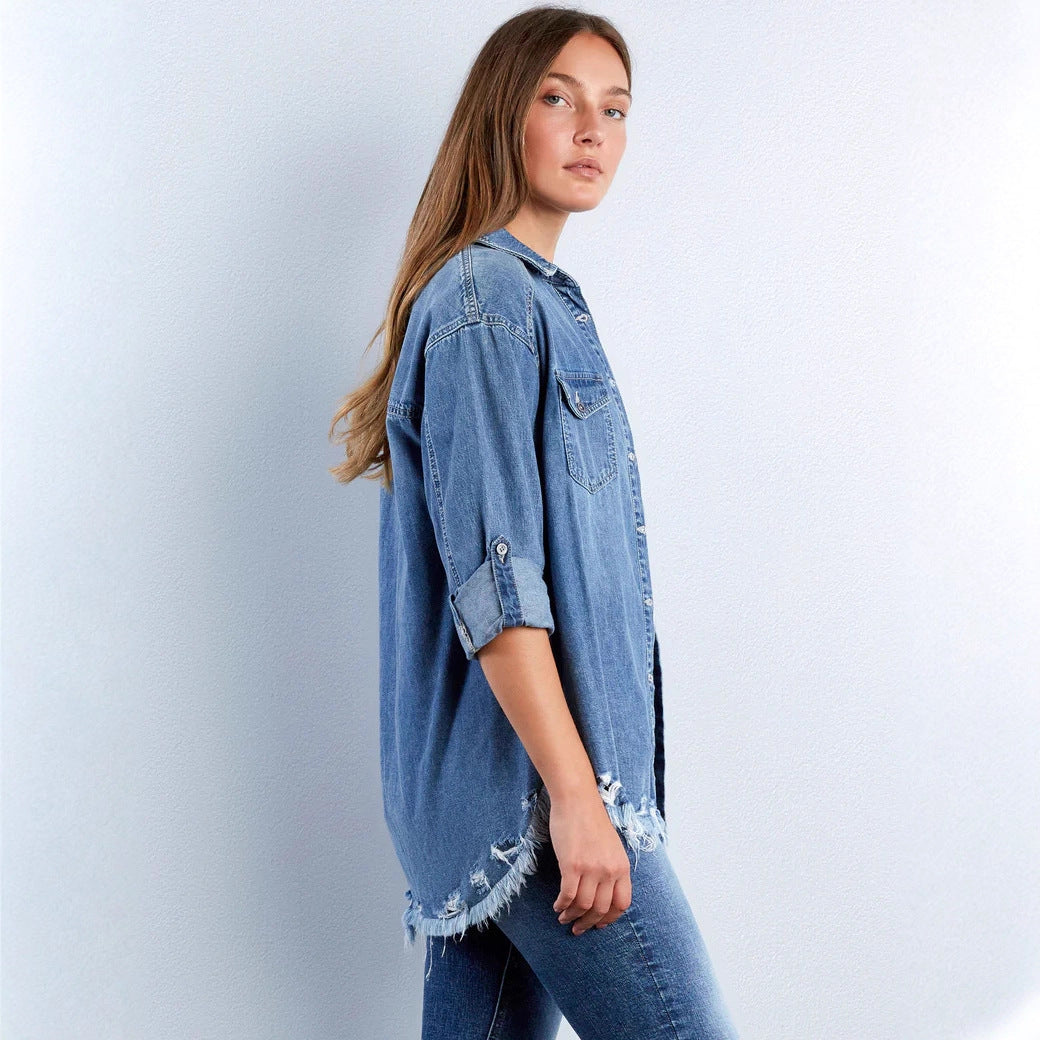 Dame denim-bluse med hjerte-applikation og frynset kant Skovae