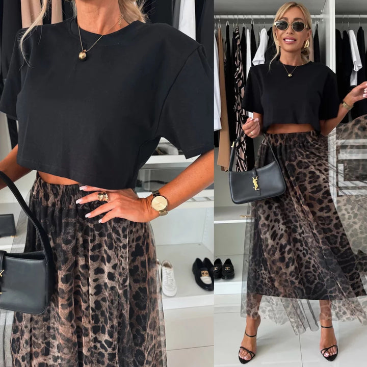 Kvinders cropped T-shirt i iøjnefaldende leopardmønster