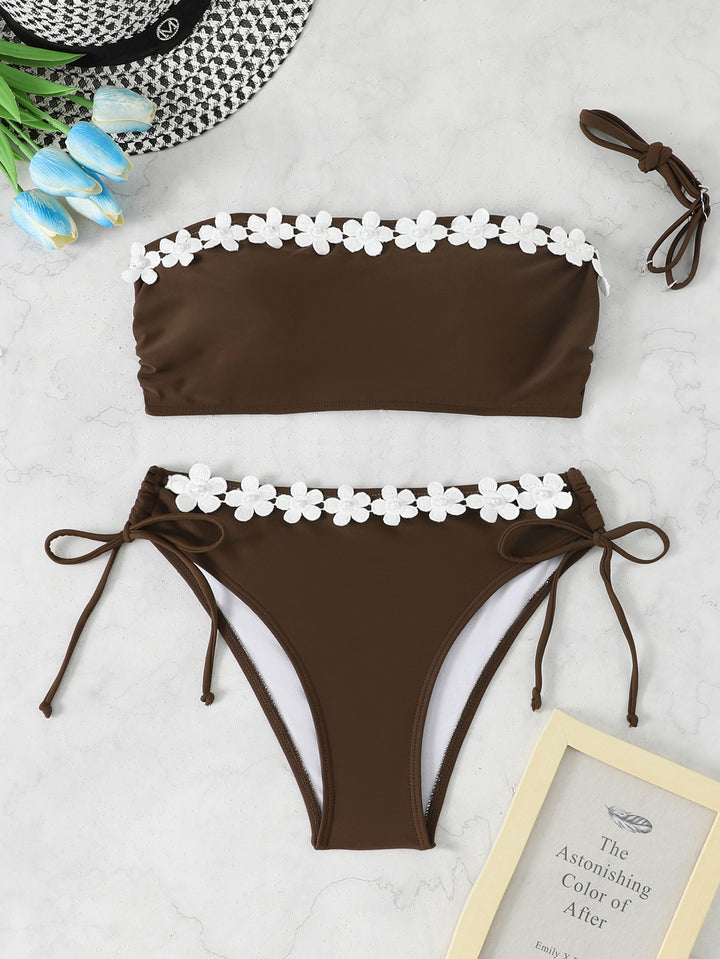 Dame bandeau-bikini med feminine blomsterapplikationer og justerbare stropper Skovae