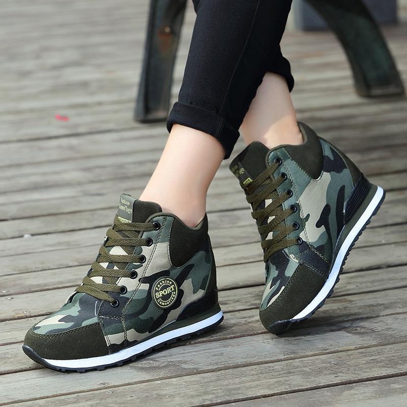 Dame nan mellemhøj kile-løbesneaker i materialeblanding med skjult indvendig kile, polstret ankelkrave og grippy profilsål Skovae