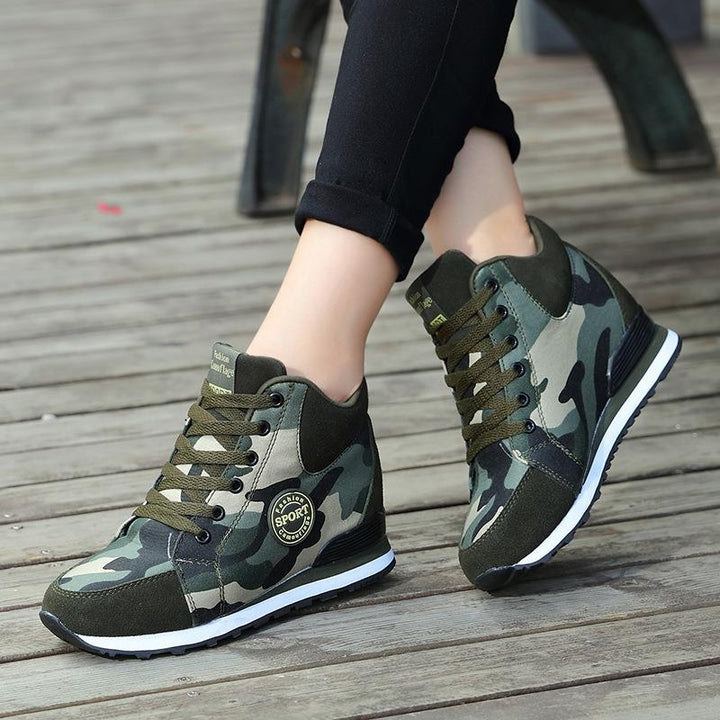 Dame nan mellemhøj kile-løbesneaker i materialeblanding med skjult indvendig kile, polstret ankelkrave og grippy profilsål Skovae