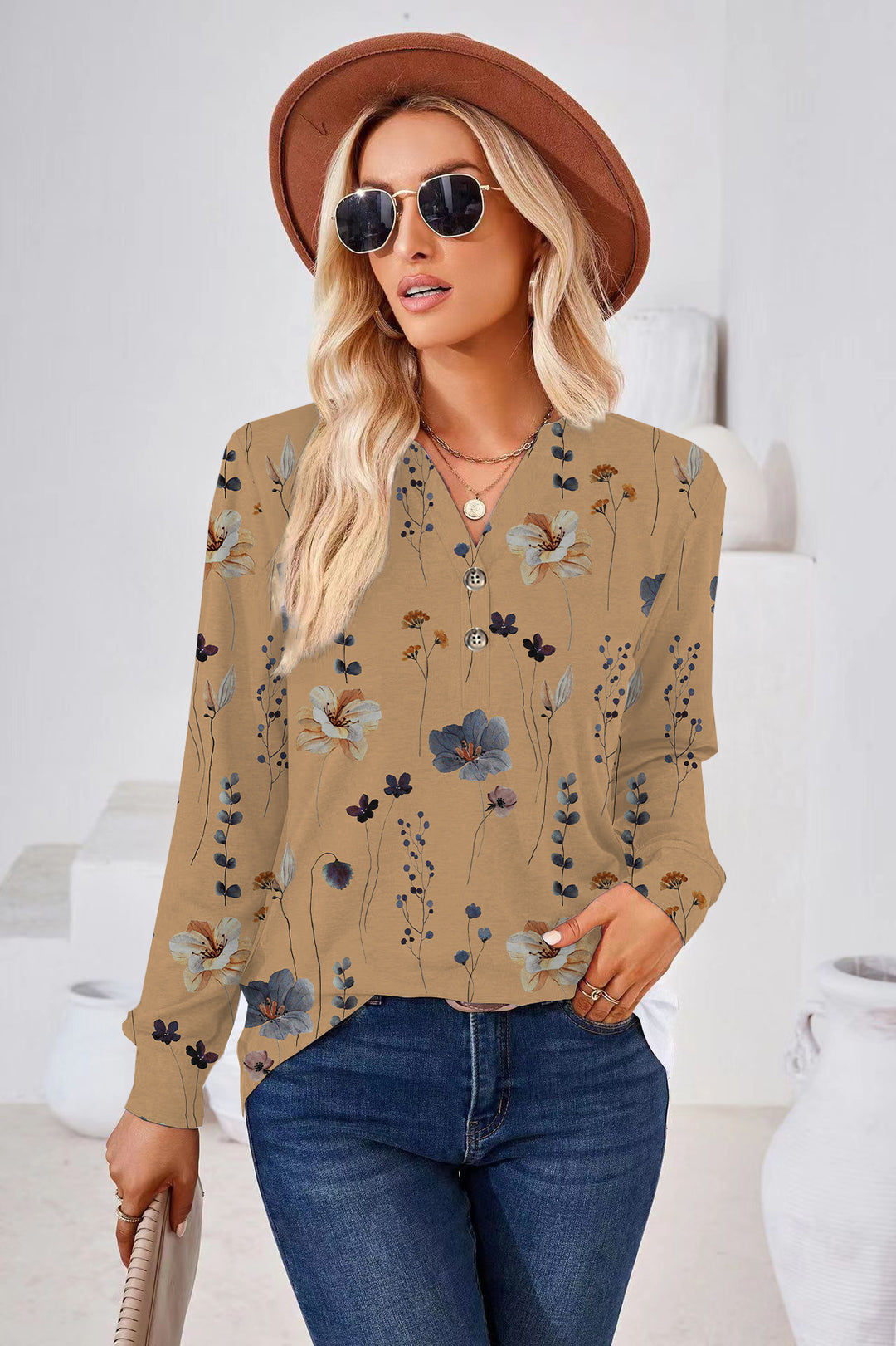 Damebluse med blomsterprint og knapdetaljer Stilla