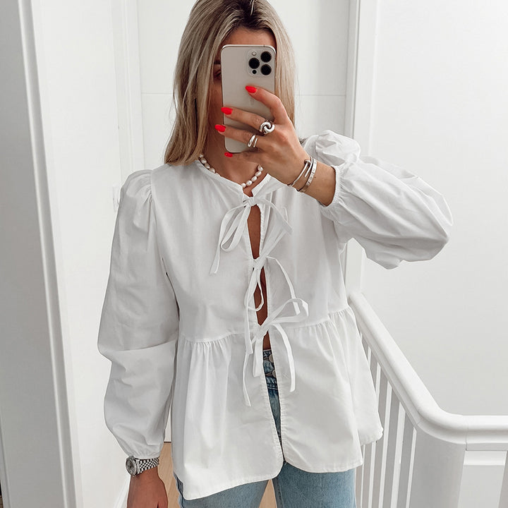 Damebluse med draperinger og dekorative sløjfer Stilla