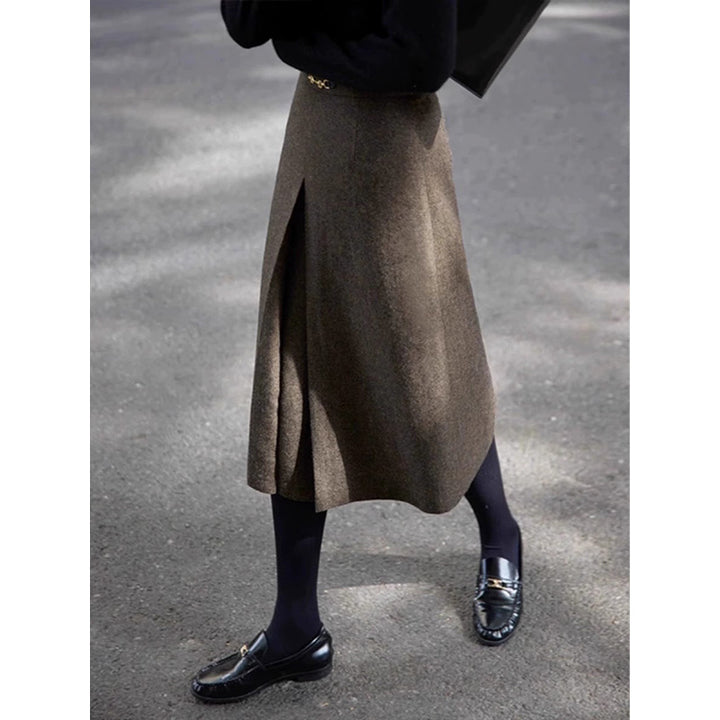 Dame elegant mid skirt med raffineret plissé behandling og sidelængde slids Stilla