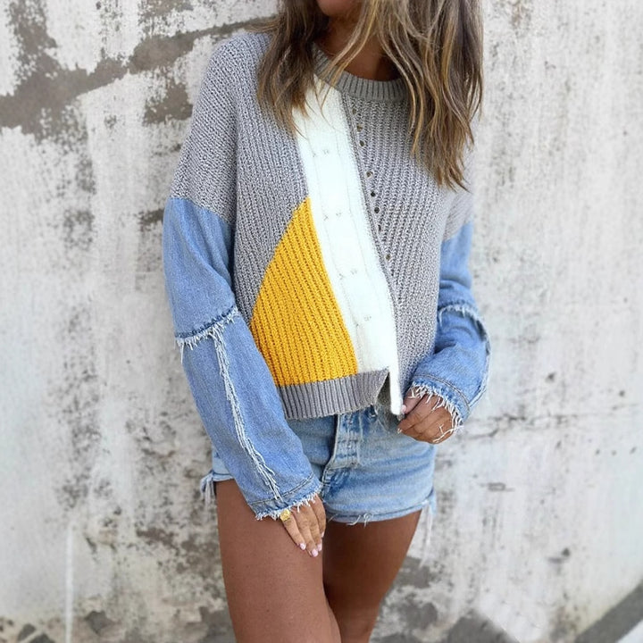 Kvindes stilfulde strikket sweater med denim ærmer og iøjnefaldende farveblok design Stilla