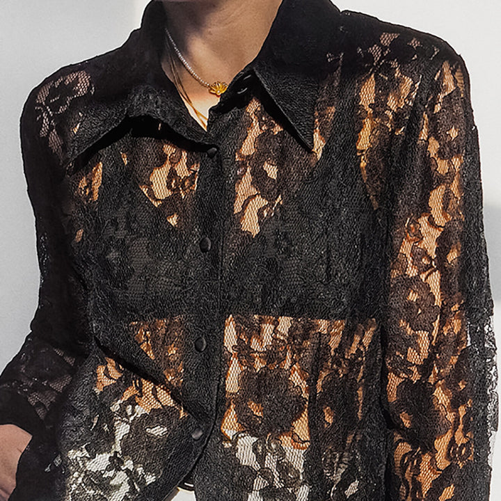 Damens spidsbluse med transparente flæser og elegante detaljer Stilla