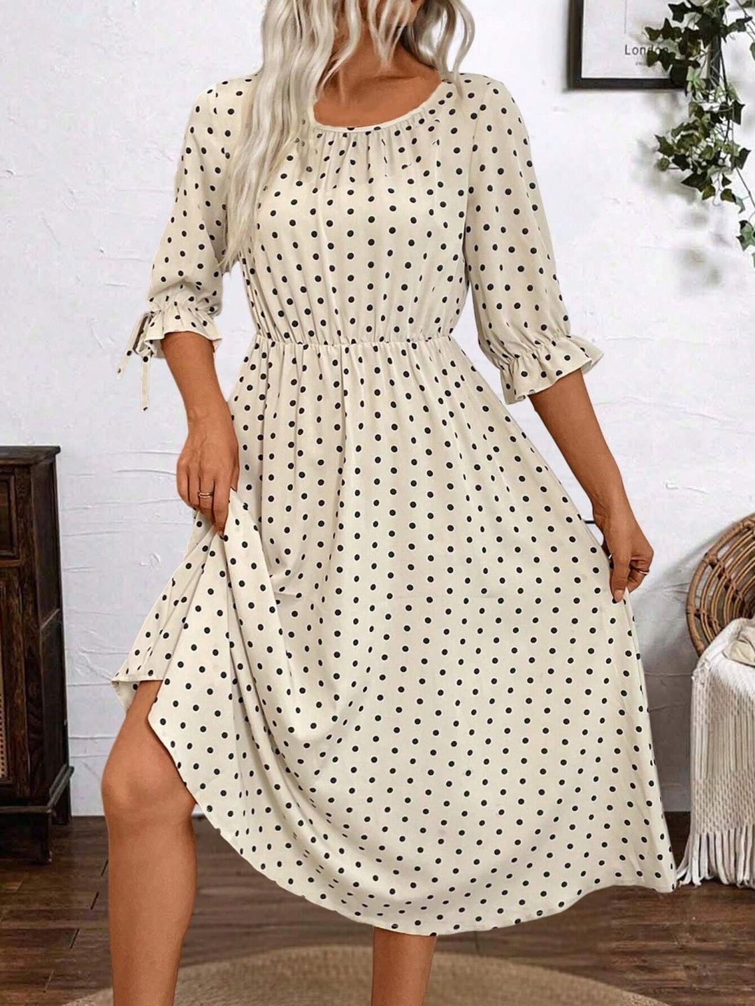 Dame Retro-dot kjole med elastisk talje og voluminøse ærmer Stilla