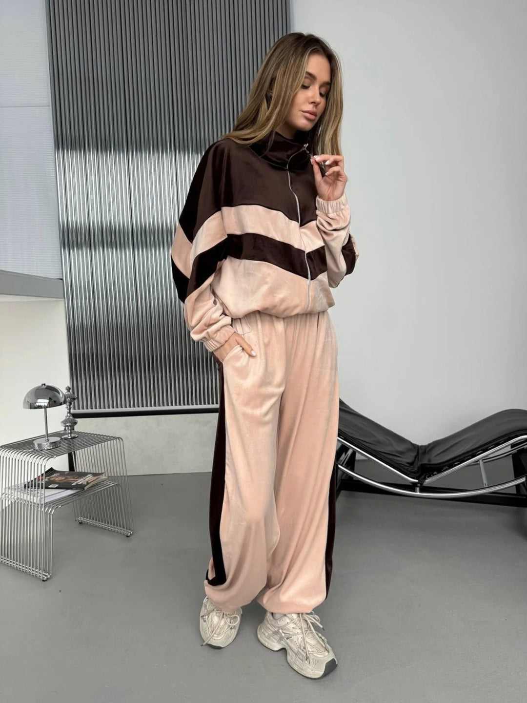 Kvinders sporty fløjls tracksuit med elegant lynlås og moderne striber Skovae