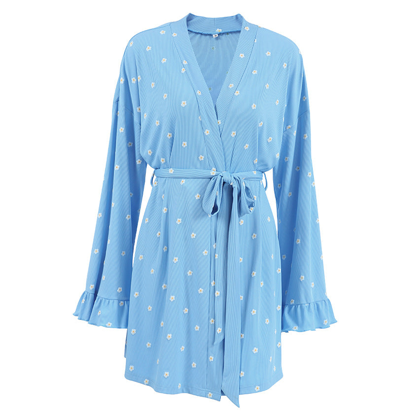 Dame komfortabel knælang badekåbe med flæsedetaljer og blomstertryk Stilla