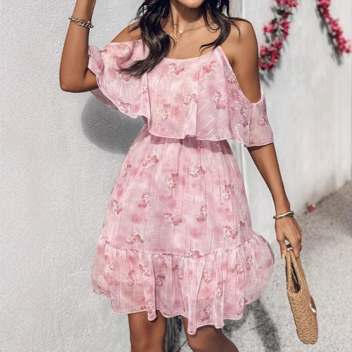 Dame flydende sommerkjole med kold skulderdesign og ruffles detaljer Skovae