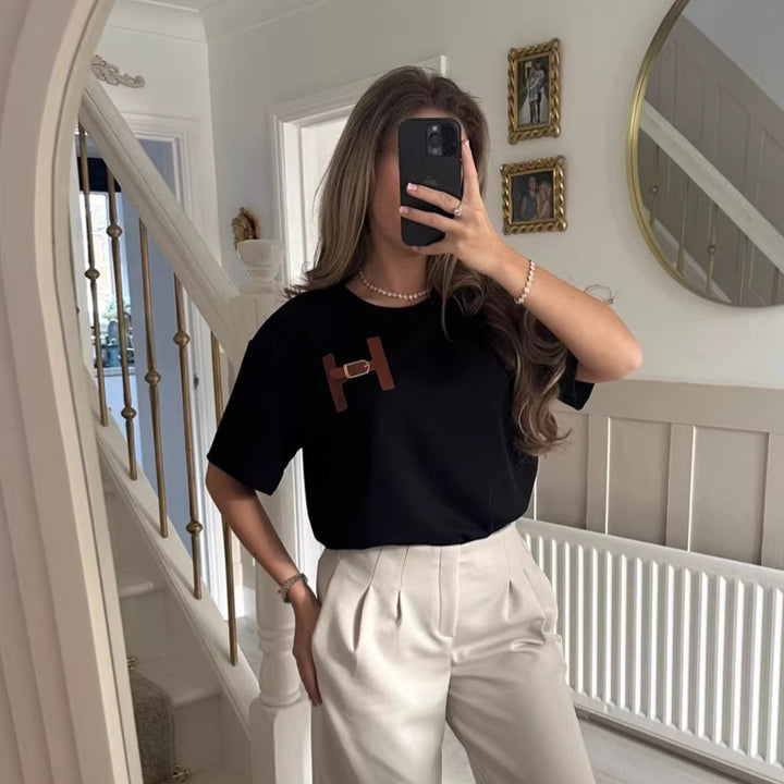 Kvinders fashionable t-shirt med unikt logo detalje og afslappet pasform