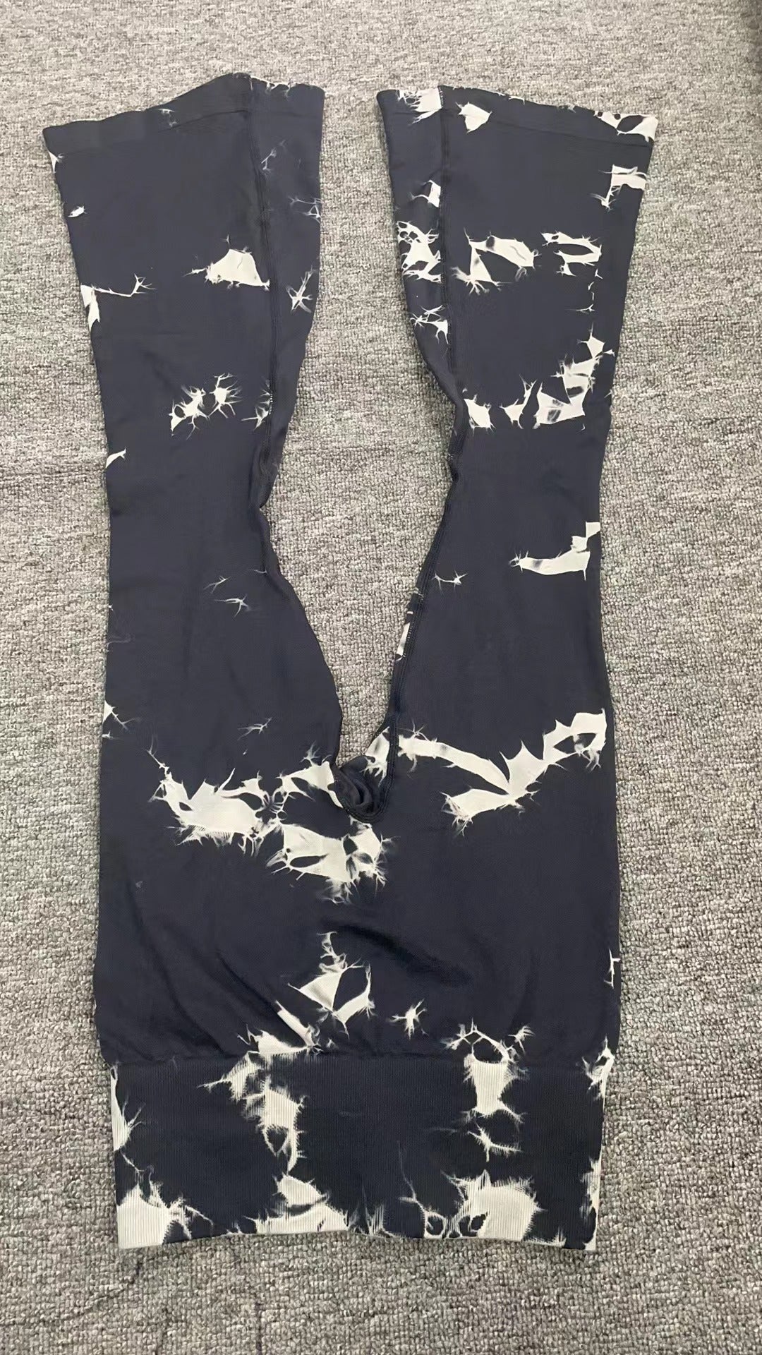 Dame Sporty Flared-Leggings med innovativt Tie-Dye-mønster Stilla