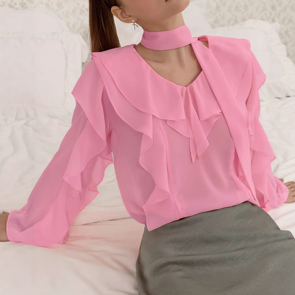 Damebluse med elegante ruffle-detaljer og smart bindebælte Stilla