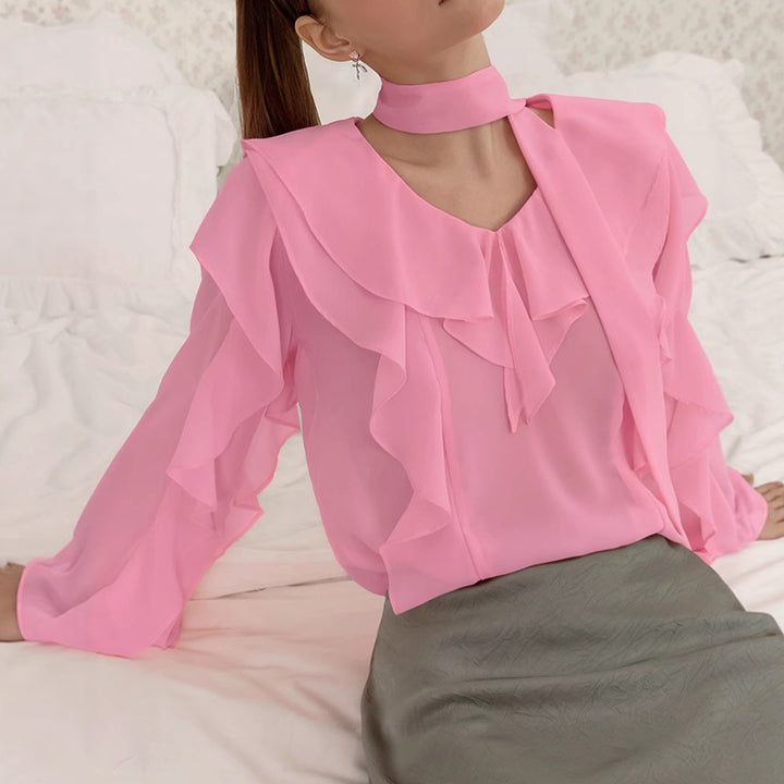 Damebluse med elegante ruffle-detaljer og smart bindebælte Stilla