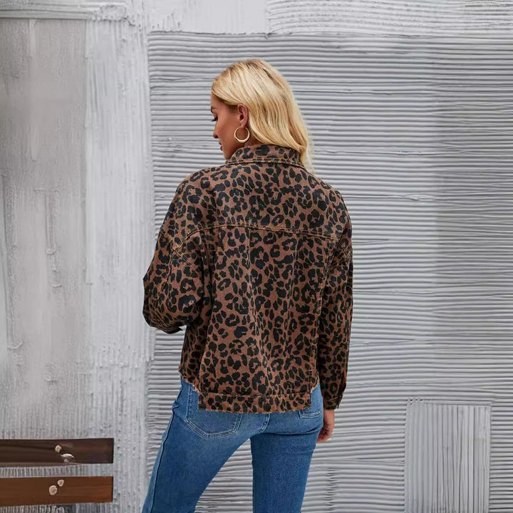 Dame ternet jeansjakke i trendy leopardmønster med moderne snit