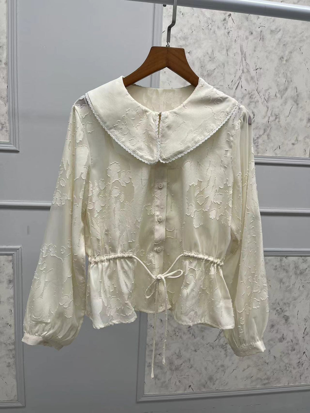 Dame Langærmet bluse med elegant spidemotiv og flæsedetaljer Stilla