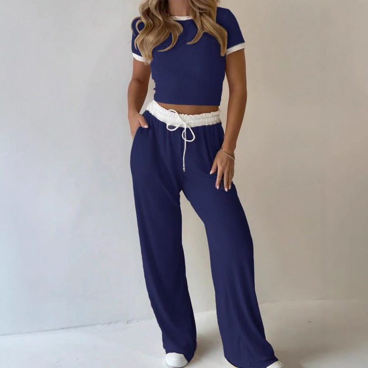 Dame afslappet to-delt fritidssæt med cropped T-shirt og vidde bukser Skovae