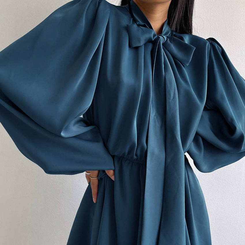 Dame Midi-kjole med elegant slipsdesign og blødt svajende kant Stilla