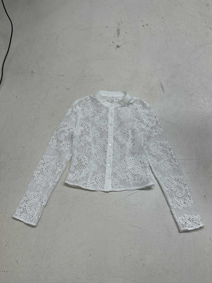 Dame spidsbluse med transparente accenter og elegant knaplukning Skovae