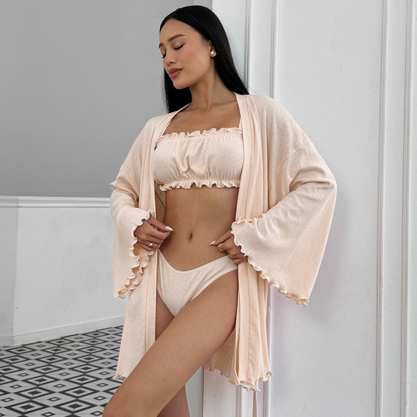 Damebadetøjssæt med elegant volangdetalje og gennemsigtig robe Stilla