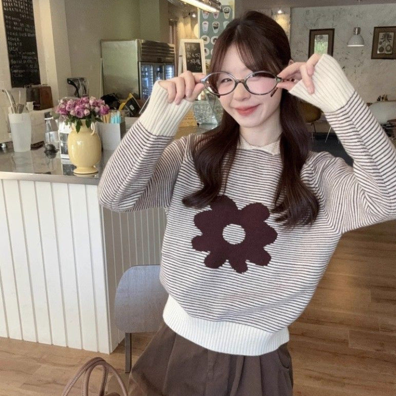 Kvinders stribede sweater med blomstertilbehør og afslappet snit