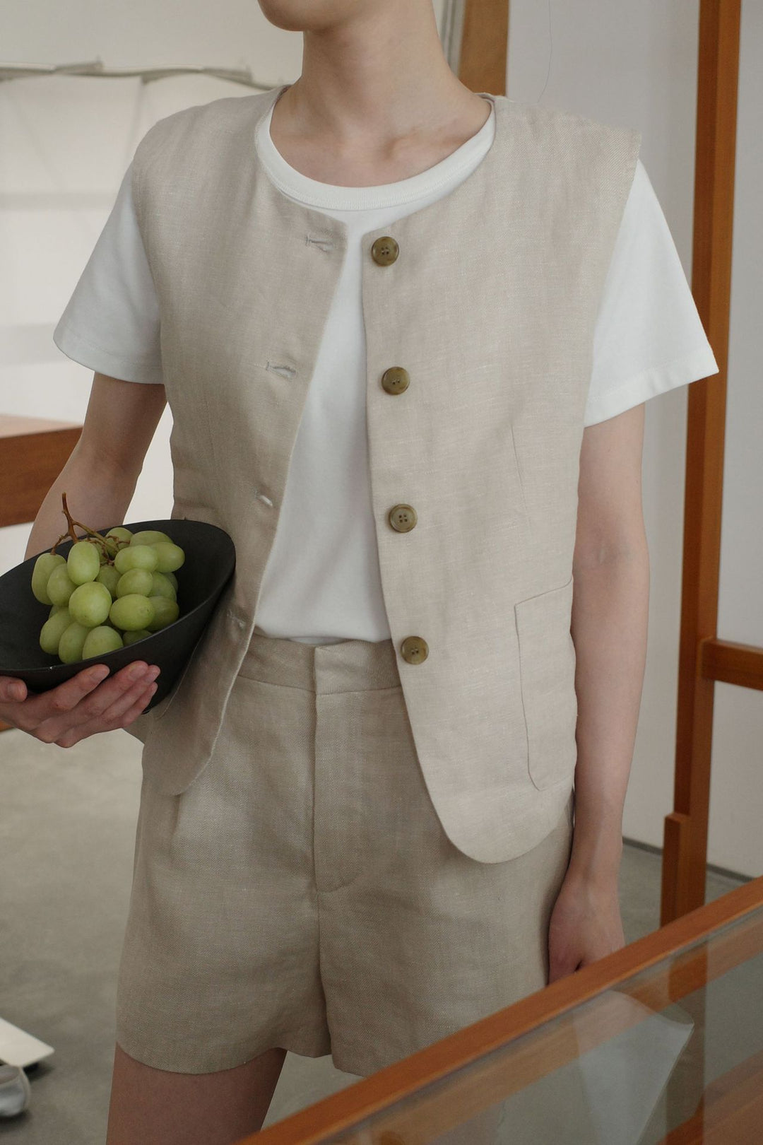 Dame linned vest i minimalistisk design med praktiske knapdetaljer og afslappet pasform Stilla
