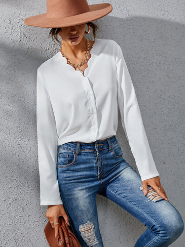 Dame elegant bluse med moderigtigt V-udskæring og skinnende stof Stilla