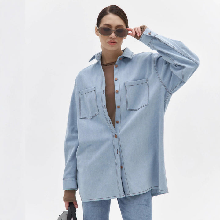 Kvinders afslappede denim skjortejakke med oversized pasform og praktiske brystlommer Stilla