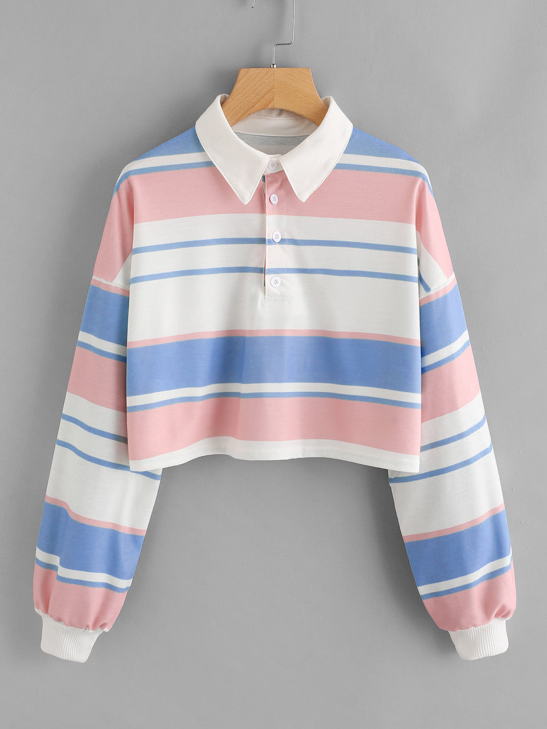 Kvinders polo shirt i et afslappet crop design med et stilfuldt farveblok mønster Skovae