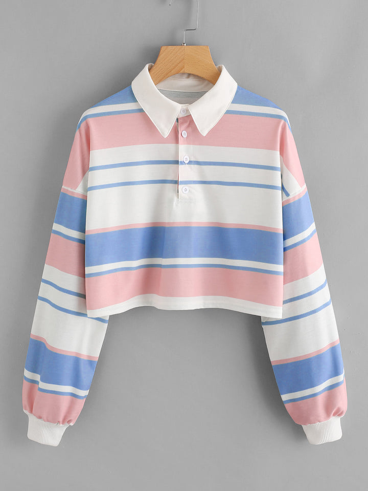 Kvinders polo shirt i et afslappet crop design med et stilfuldt farveblok mønster Skovae