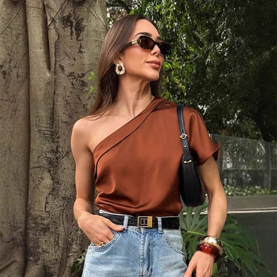 Dame satin bluse med asymmetrisk udskæring og elegant design Stilla