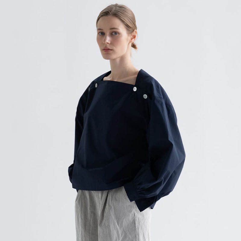 Kvinders fashionable bluse med innovative knapdetaljer Stilla