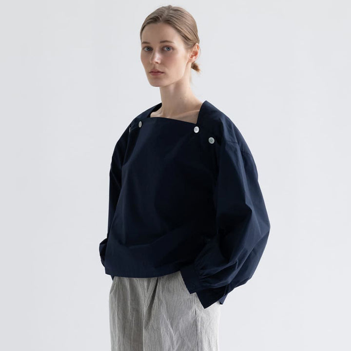 Kvinders fashionable bluse med innovative knapdetaljer Stilla