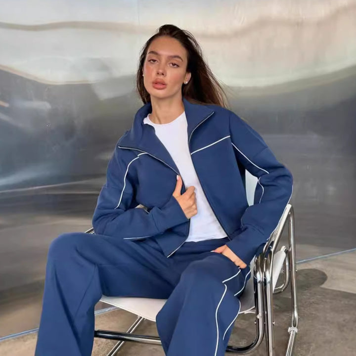 Kvinders sporty to-delt i et afslappet look med en stilfuld højtstående krave og praktiske lommer Skovae