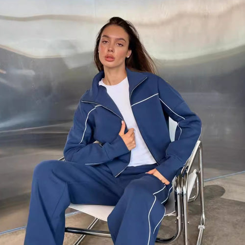 Kvinders sporty to-delt i et afslappet look med en stilfuld højtstående krave og praktiske lommer Skovae