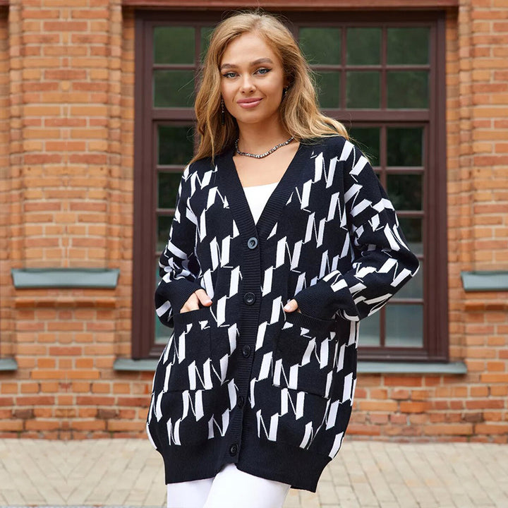 Dame grafik strikket cardigan med store knapper og lommer Skovae