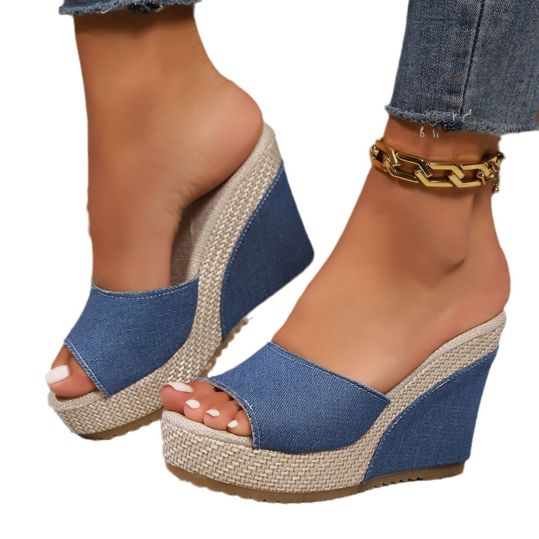 Dame nan monogrammeret slip-on kile sandal med vævet bastlignende platform og polstret komfort fodseng Skovae