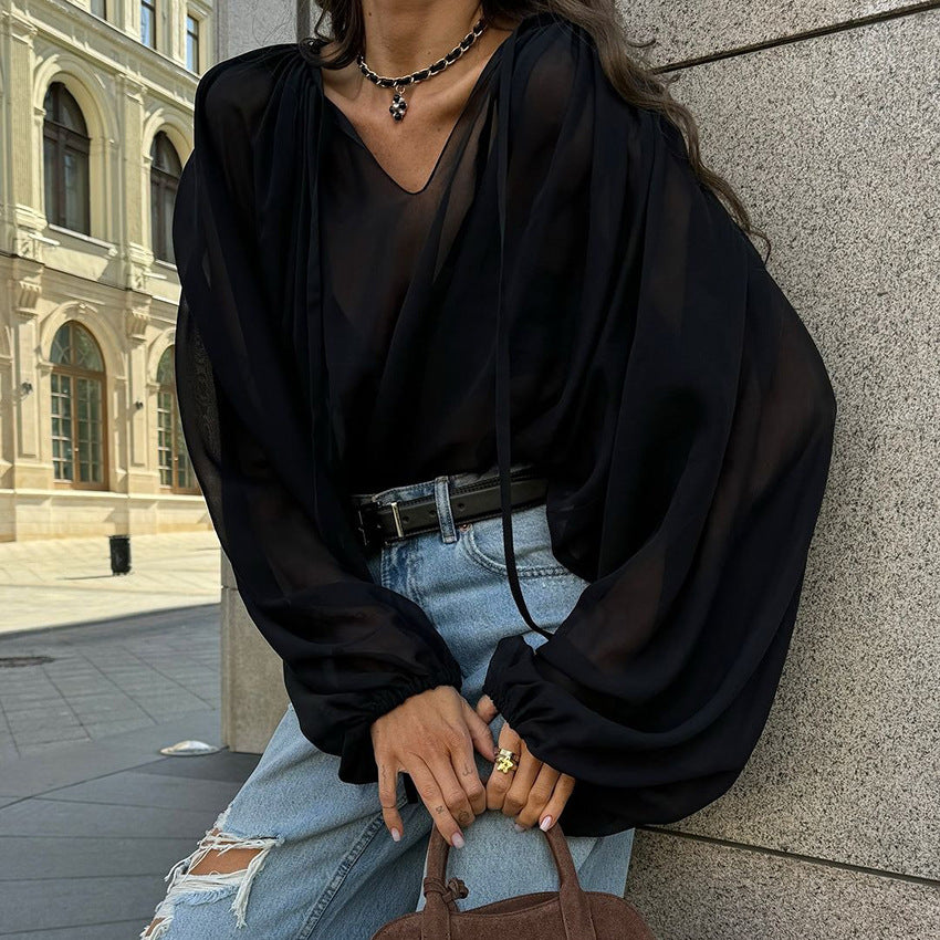 Damebluse med voluminøse ærmer og V-udskæring i let chiffon Stilla