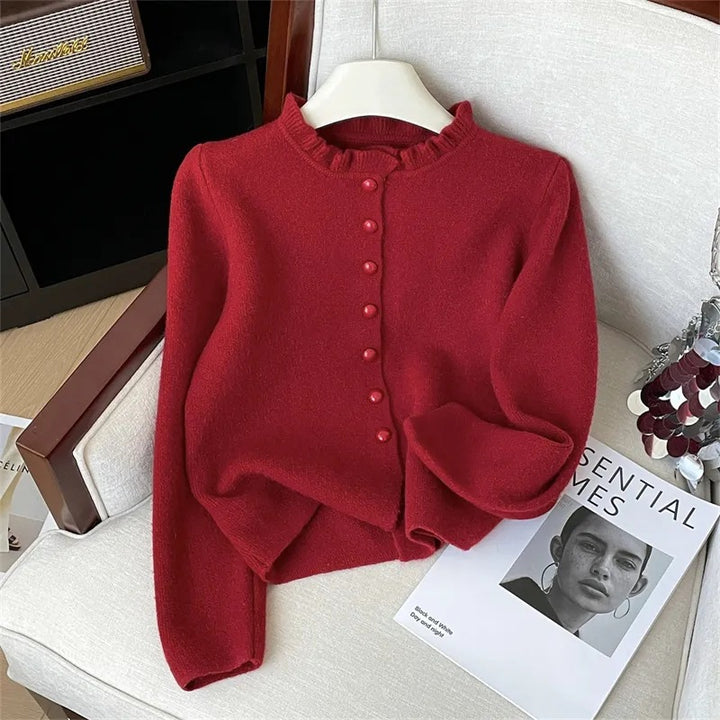 Damer elegant cardigan med feminine flæser og perleknapper Stilla