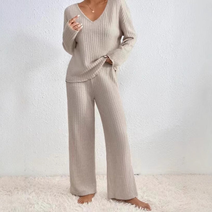 Dame loungewear-sæt med afslappet V-udskæring og ribstruktur Stilla