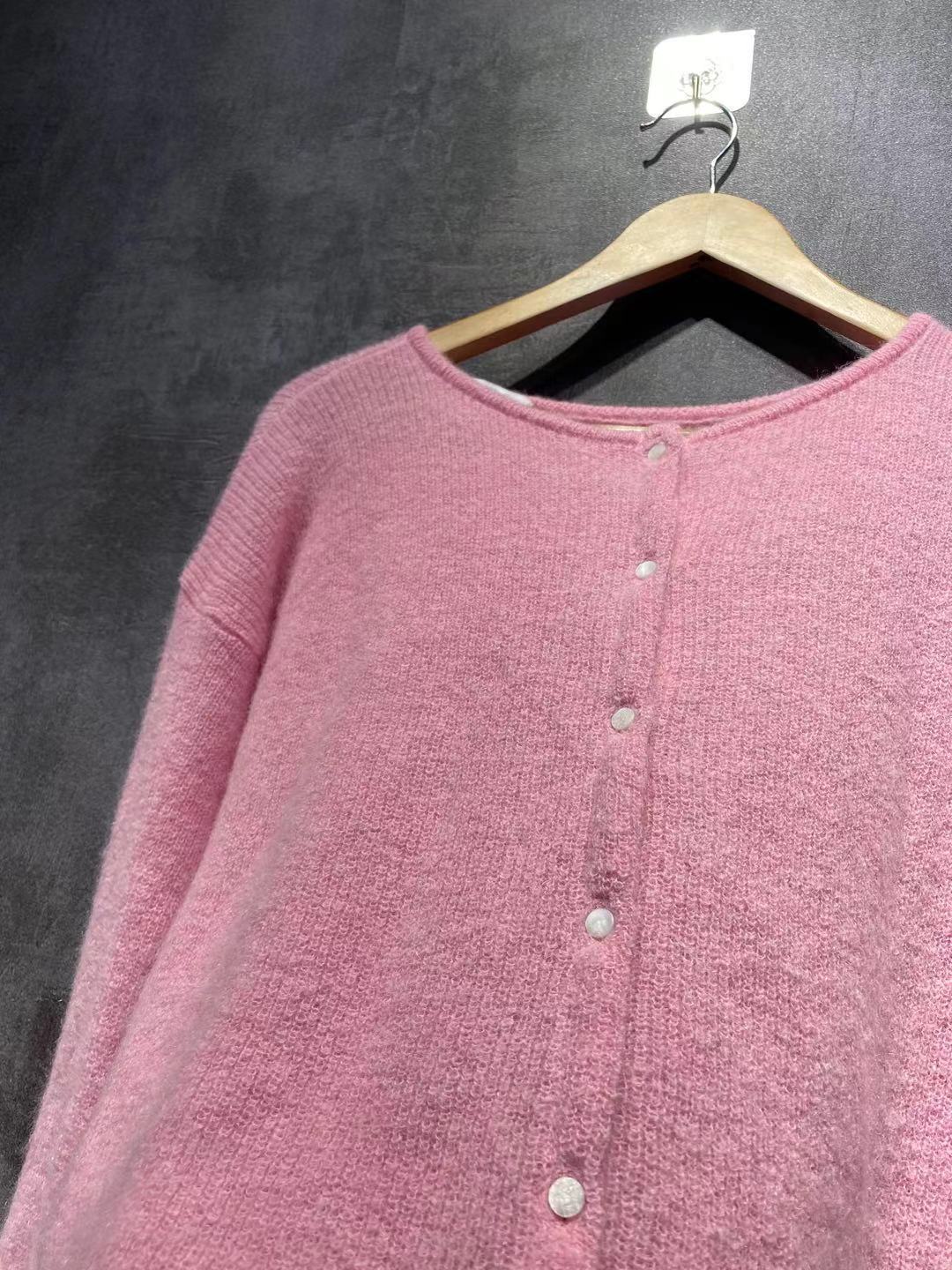 Dame cardigan med fint strukturmønster og elegant V-hals Stilla