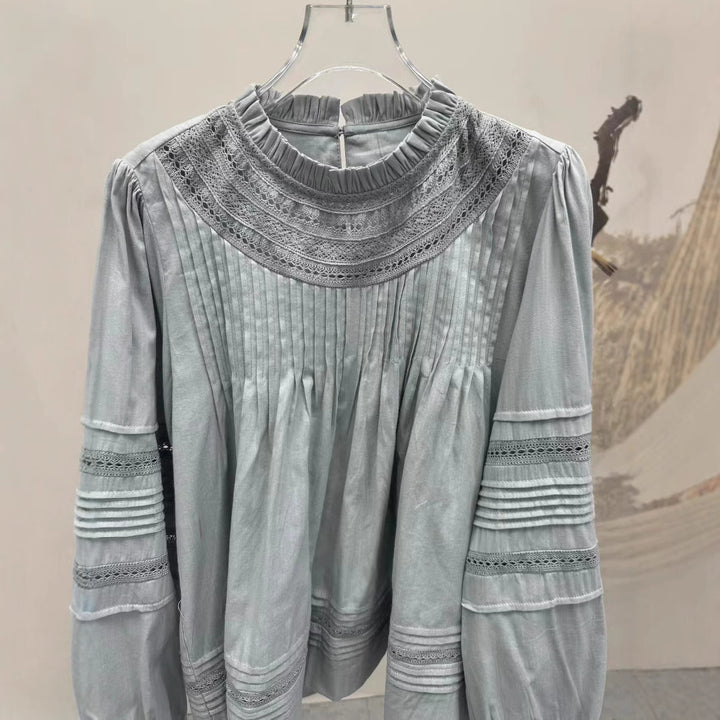 Damebluse med fine folder og dekorative spidsindsatser Stilla