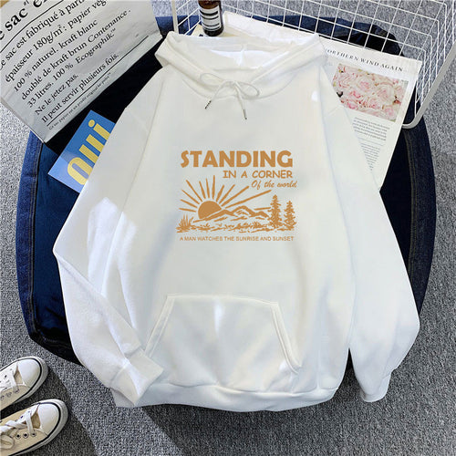 Kvinders hoodie med inspirerende landskabsdesign Skovae