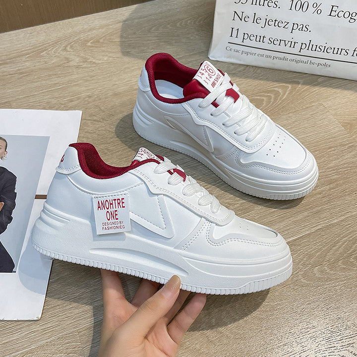 Dame sneakers i sporty design med polstret sål og innovative detaljer Stilla