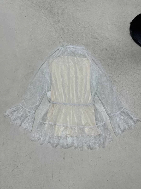 Dame spidsbluse med detaljeret volang og elegant snit Skovae