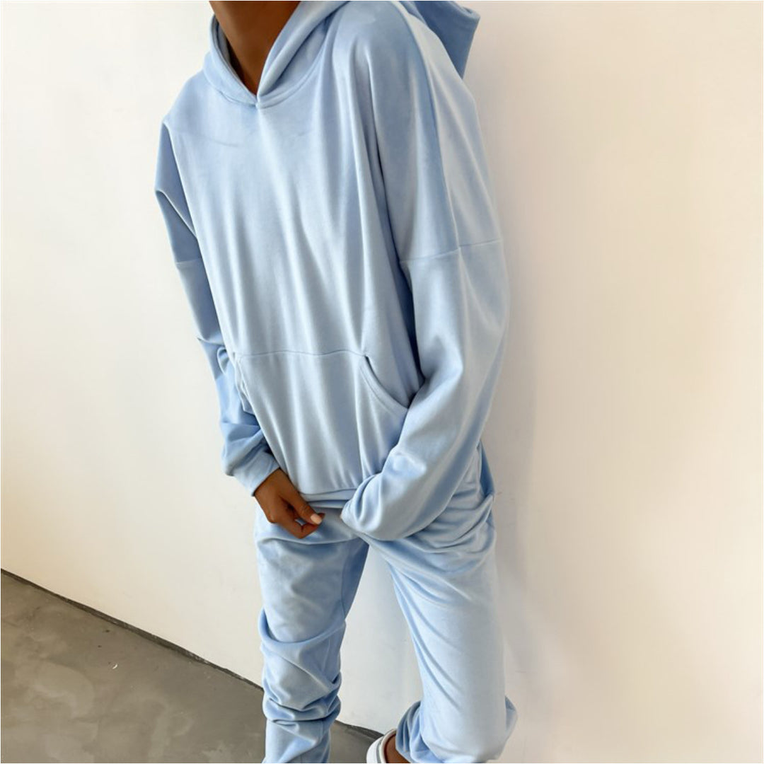 Kvinders stilfulde fleece loungewear sæt med hoodie og bredskårede bukser Skovae