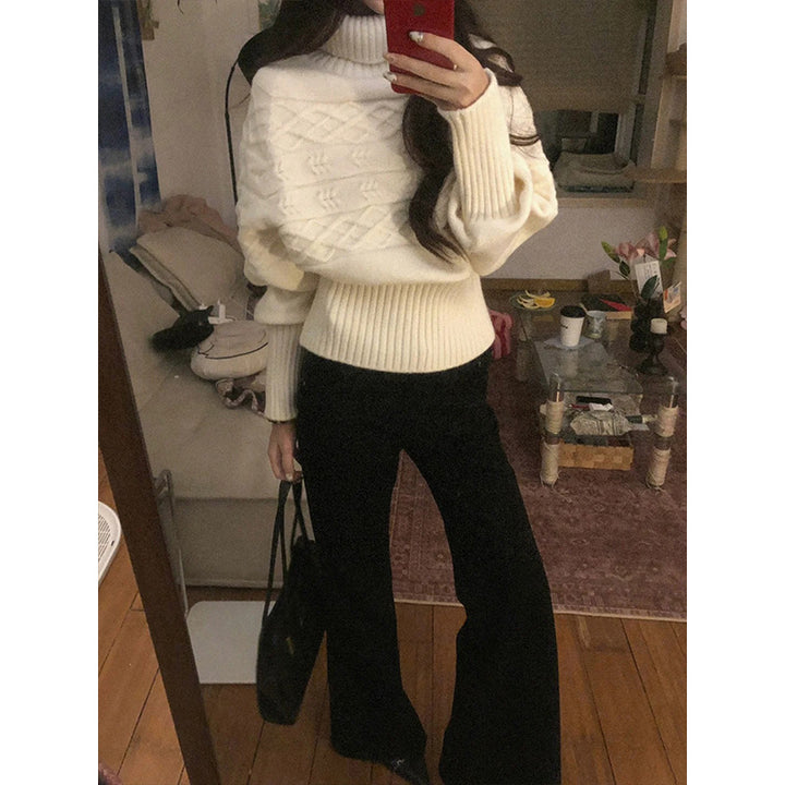 Kvinders chunky strik sweater med høj krave og dekorativ kabelmønster Stilla